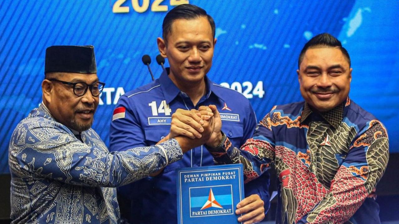 Pada penyerahan surat rekomendasi itu, AHY tampak didampingi Sekretaris Majelis Tinggi Partai Demokrat Andi Malarangeng, Sekjen Partai Demokrat Teuku Riefky Harsya, Bendahara Umum Partai Demokrat Renville Antonio, dan Kepala Bappilu Demokrat Andi Arief. 