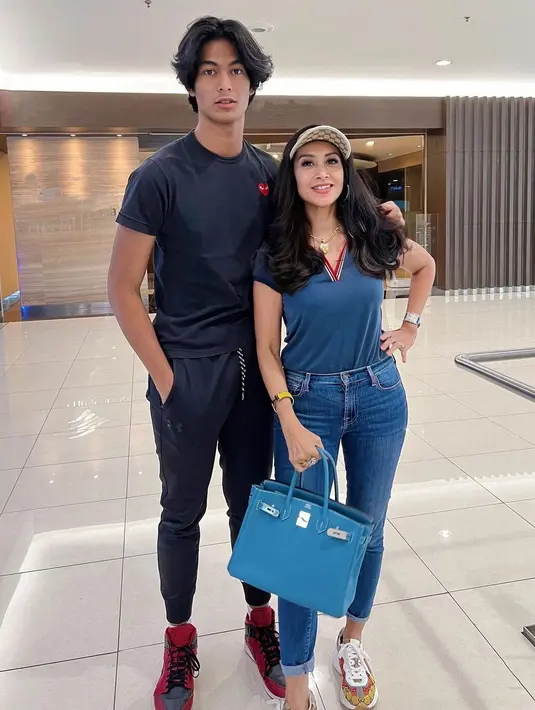 Lagi, potret kece Diah Permatasari jalan bareng anak. Ia mengenakan polo shirt biru yang dipadunya dengan celana jeans. Sedangkan sang anak merangkul Diah Permatasari tampak mengenakan kaus hitam dan jogger pants berwarna sama. [Foto: Instagram/dps_diahpermatasari]