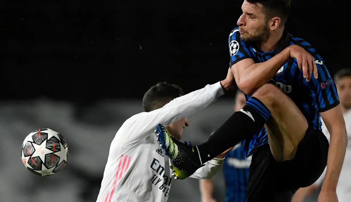 Bek Atalanta, Berat Djimsiti (kanan) bersaing dengan penyerang Real Madrid, Lucas Vazquez pada leg kedua babak 16 besar Liga Champions di Estadio Alfredo di Stefano, Rabu (17/3/2021) dini hari WIB. Real Madrid menang 3-1 dan lolos ke perempat final dengan agregat 4-1. (PIERRE-PHILIPPE MARCOU/AFP)