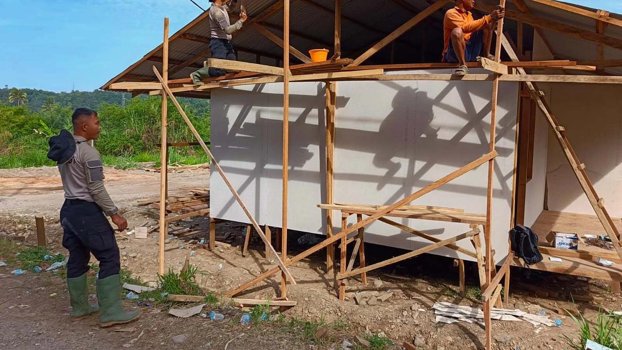 FOTO: Hunian Sementara Dibangun untuk Warga Terdampak Bencana di Pauh Padang