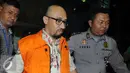 Usai diperiksa KPK, Andi Taufan Tiro dibawa ke Rumah Tahanan Guntur sebagai tersangka terkait kasus dugaan suap proyek jalan dalam anggaran Kementerian PUPR, Jakarta, Selasa (6/9). (Liputan6.com/Helmi Afandi)