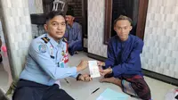 Petugas memberikan paspor kepada Robi Ansalni salah satu pemain Timnas Indonesia Amputee sebelum berlaga di Piala Dunia Sepakbola Amputasi 2022
(Dok. Imigrasi Pamekasan)