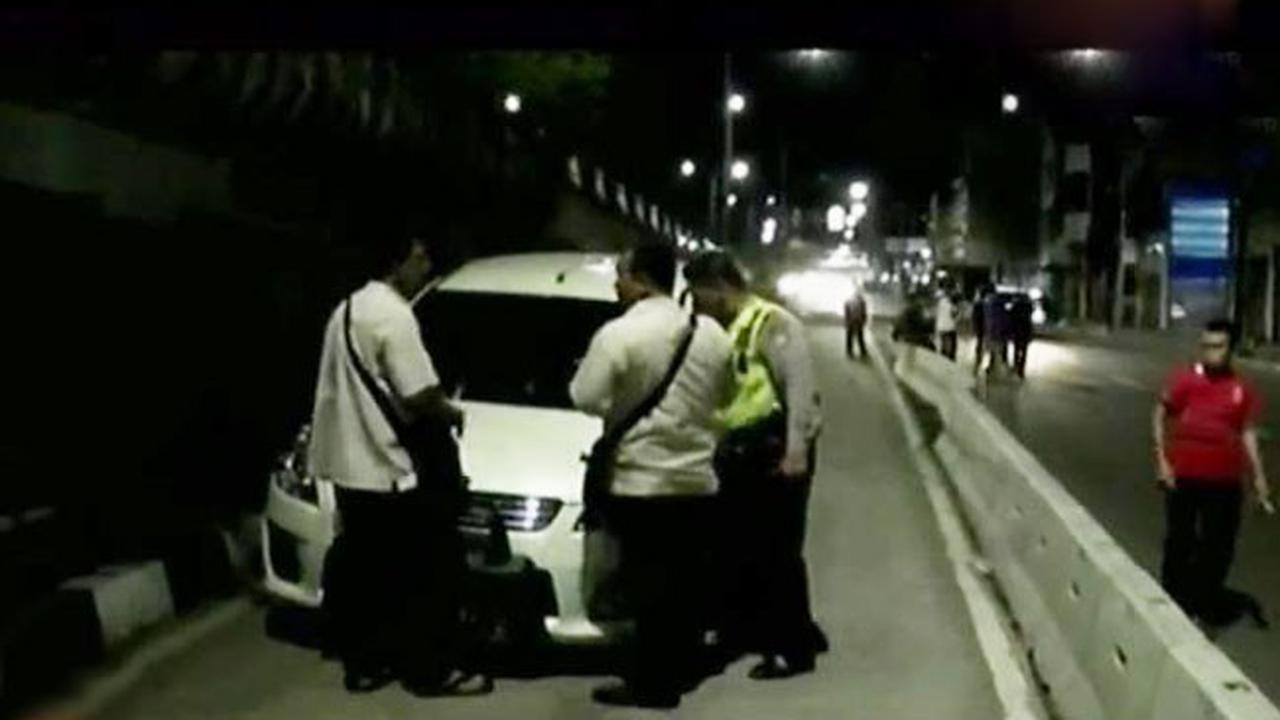 Minibus Tabrak Separator