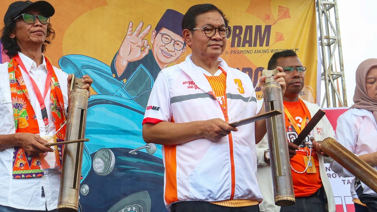 FOTO: Pukul Kentungan, Pramono Anung Resmikan Posko Pemenangan dan Gerakan Jaga TPS Pilkada Jakarta