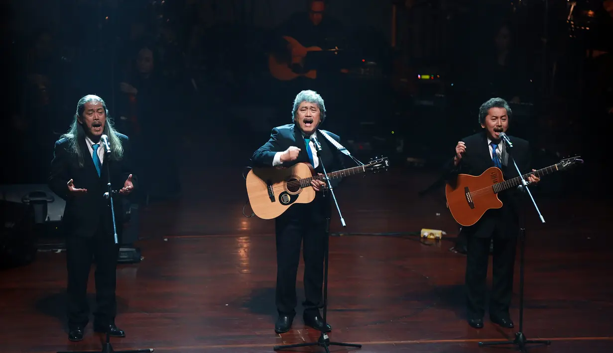 Tiga bersaudara Sam, Acil, dan Jaka Bimbo tampil kompak mengenakan setelan jas hitam serta dasi biru yang menambah keren musisi senior ini. Mereka pun terlihat bersemangat dalam memberikan performa di depan penonton. (Deki Prayoga/Bintang.com)