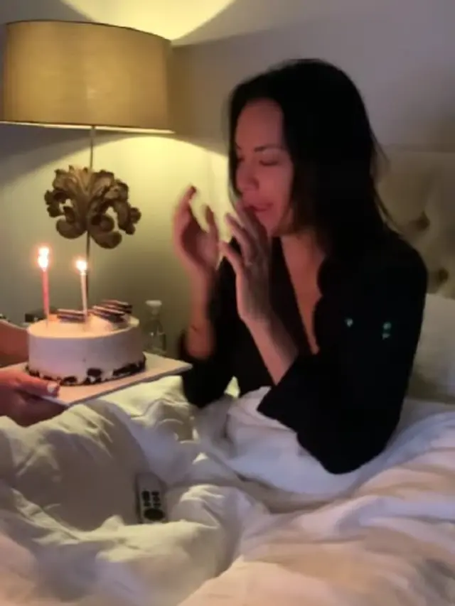 Sophia Latjuba mendapat kejutan bangun tidur di ulang tahun ke-52. (Instagram @sophia_latjuba88)