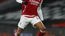 Pemain Arsenal Pierre-Emerick Aubameyang mengontrol bola saat melawan Crystal Palace pada pertandingan Liga Inggris di Emirates Stadium, London, Inggris, Kamis (14/1/2021). Pertandingan berakhir imbang 0-0. (AP Photo/Alastair Grant, Pool)