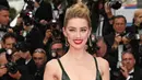 Aktris AS Amber Heard berpose saat tiba dalam pemutaran film "Sorry Angel (Plaire, Aimer et Courir Vite)" pada Festival Film Cannes ke-71 di Cannes, Prancis (10/5). Amber Heard tampil mengenakan gaun bermotif bunga. (AFP Photo/Loic Venance)