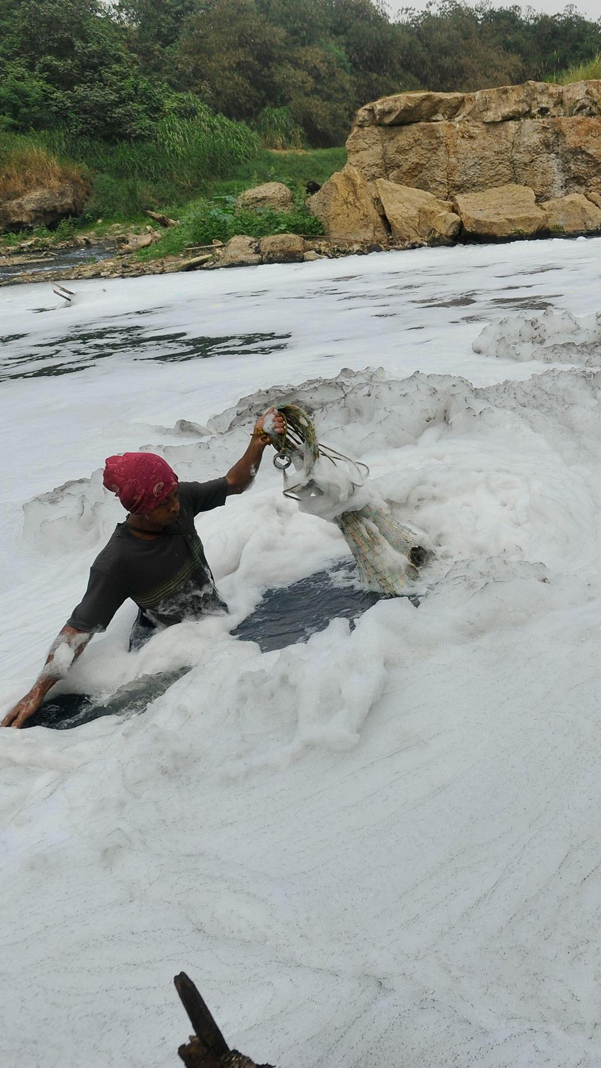 Meski begitu, sejumlah warga tetap nekat masuk ke dalam kali tercemar itu untuk menjala ikan jenis sapu-sapu yang dikenal tahan hidup di segala kondisi air.<br>