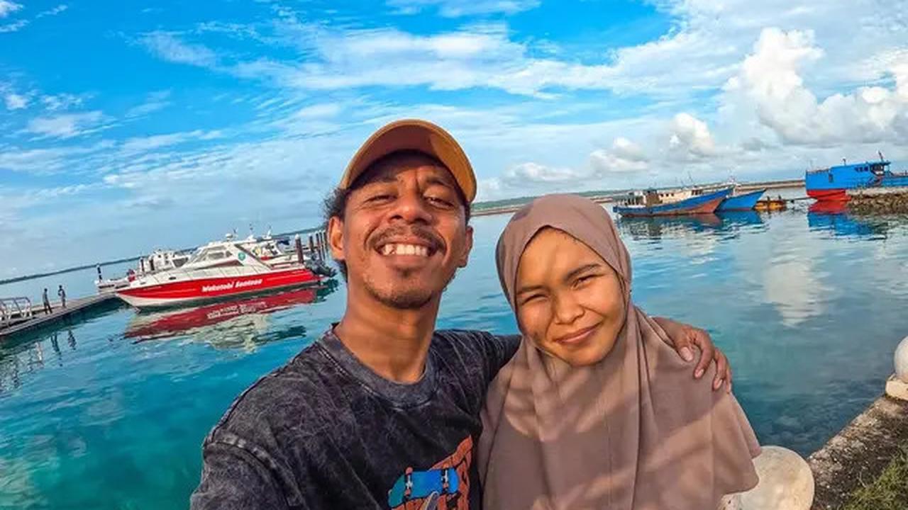6 Potret Raim Laode dan Istri, Film Komang Sukses Tembus 2 Juta Penonton