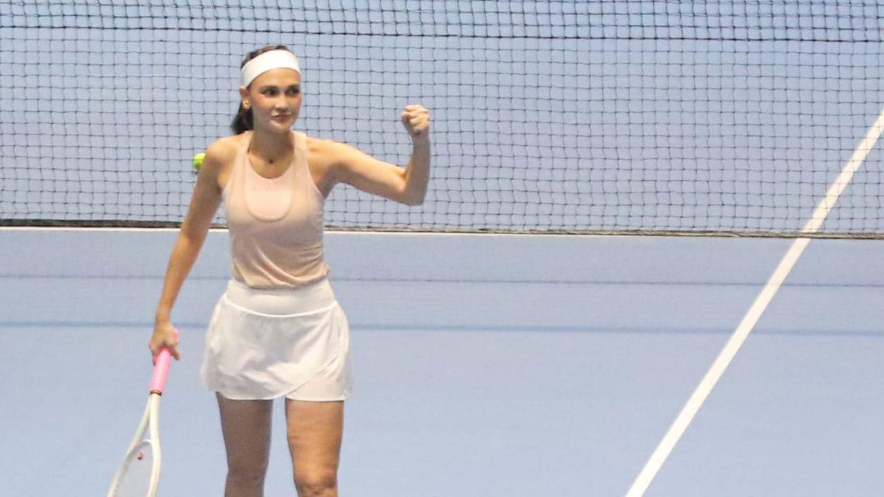 FOTO: Aksi Luna Maya-Gege Ellisa vs Nagita Slavina-Yura Yunita dalam Pertandingan Tenis Sport Party: Clash of Celebrity