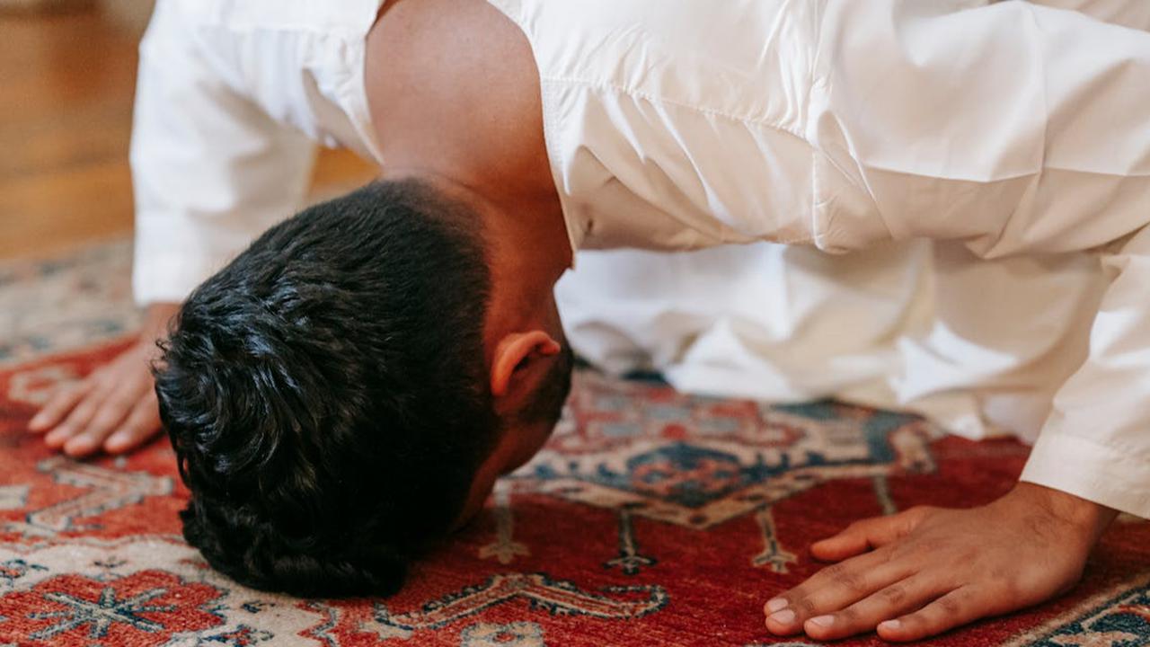 Sholat Idul Fitri di Rumah atau Masjid? Ini Bacaan Niat dan Tata Cara Sholatnya