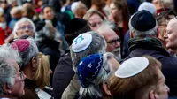 Para pria Yahudi mengenakan penutup kepala tradisional mereka, kippah (AFP/Carsten Koall)