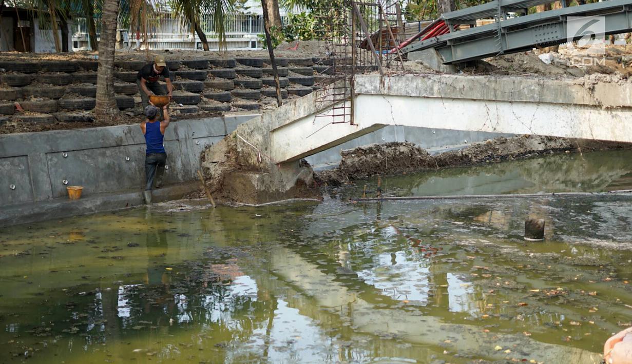 Pekerja menyelesaikan pembuatan turap bermaterialkan ban bekas di Kali Karang Bolong, Ancol, Jakarta, Rabu (4/9/2019). Pembangunan turap yang berpondasi cerucuk dolken dan kaso dengan ketinggian 3,5 meter menggunakan 2.400 ban bekas truk sampah. (Liputan6.com/Immanuel Antonius)