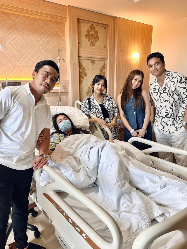 Fuji dan Rebecca Klopper tampil kompak saat di Bali (Foto: Instagram fuji_an)