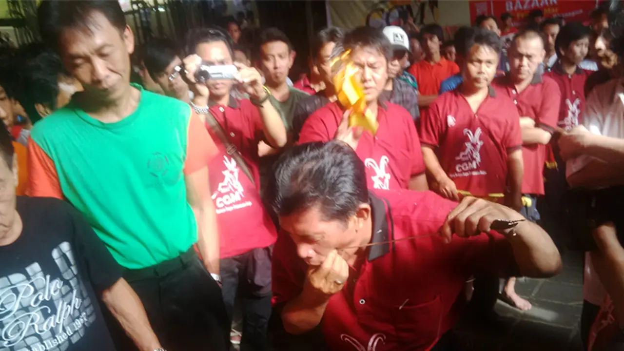 Jelang Cap Go Meh, Warga Thionghoa di Bogor Iris Lidah