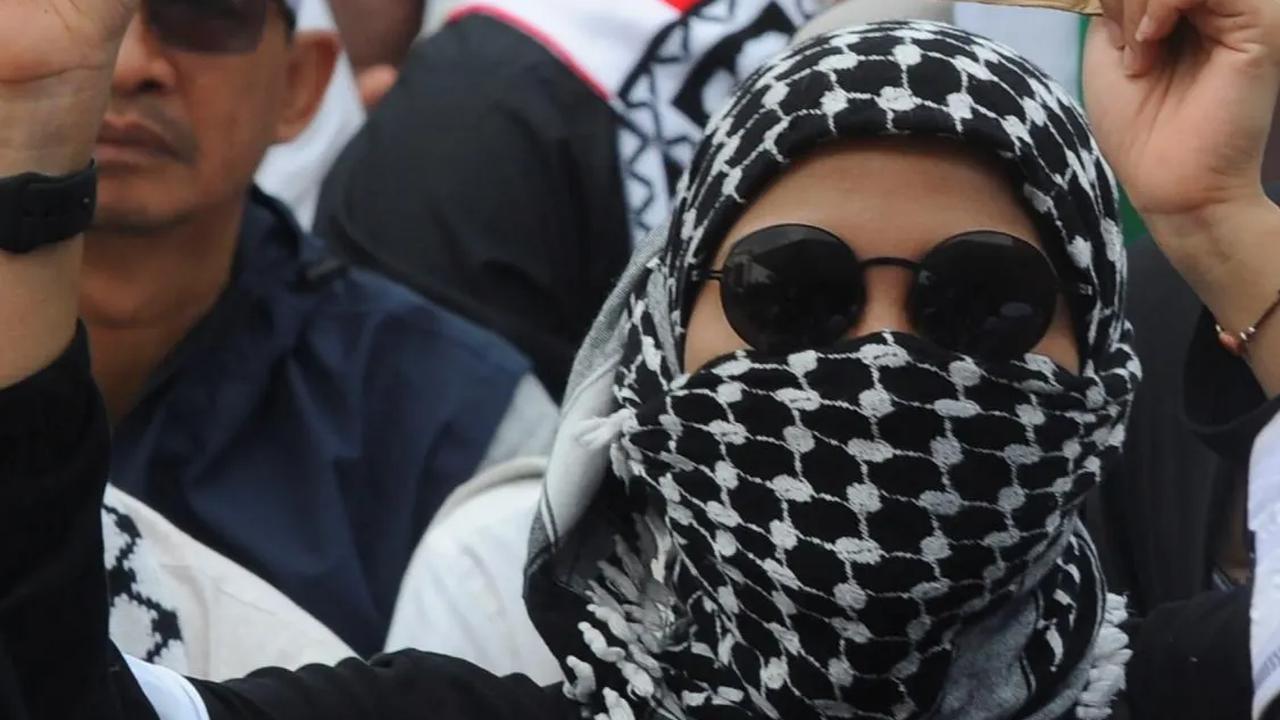 FOTO: Doa hingga Suara Takbir Menggema dalam Aksi Bela Palestina di Jakarta Selatan