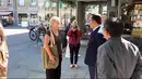 Ridwan Kamil saat berbincang dengan seorang guru SD Mrs Geraldine Beldi yang menemui pertama jasad  Emmeril Kahn Mumtadz atau Eril di Bern, Swiss. Geraldine Beldi mengatakan ia menemukan jasad Eril saat berjalan pagi menuju tempatnya mengajar. Setelah itu, ia langsung menelpon polisi. (Instagram/ridwankamil)