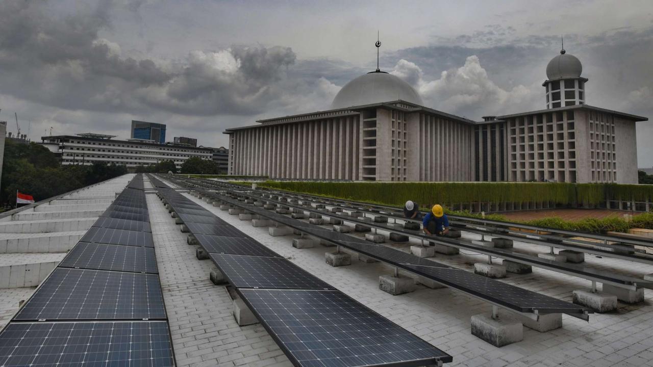 PLTS Atap di Masjid Istiqlal