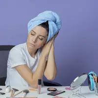 Teknik makeup untuk menyamarkan mata bengkak akibat kurang tidur. (foto: stockking/freepik)