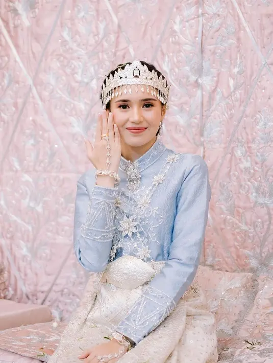 Tangannya memakai aksesoris berupa cincin dan gelang, serta diberikan riasan Henna. [@venemapictures @ini_niel @albertwongkar]