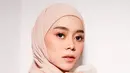 Dengan nuansa makeup rose gold yang super cantik, Lesti Kejora memesona dalam foto ini. Balutan outfit berwarna senada dengan makeupnya ini merupakan salah satu penampilannya yang luar biasa. Foto: Instagram.