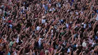 Warga mengikuti aksi protes di Puerta del Sol, Madrid, Spanyol, Sabtu (26/9/2026), menyusul penggusuran Maricarmen Abascal, perempuan berusia 87 tahun, dari rumahnya. Mereka menuntut aturan yang lebih kuat untuk melindungi penyewa. (Dok. AP Photo/Manu Fernandez)