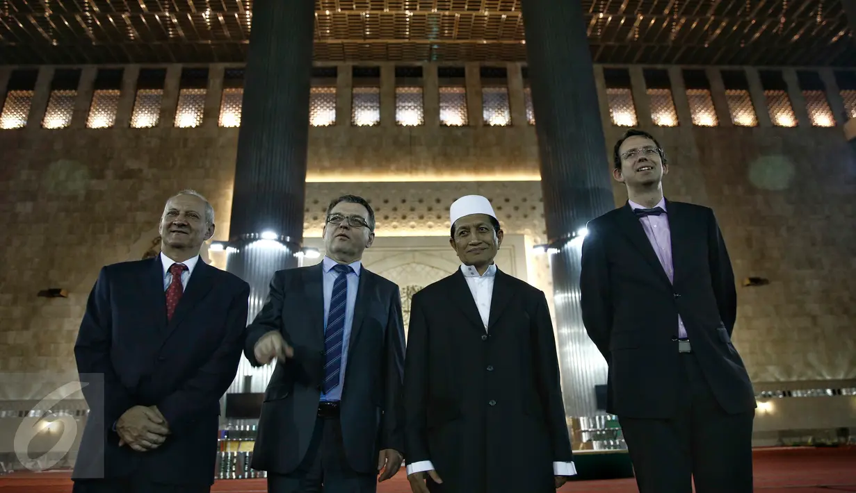 Menlu Republik Ceko (kedua kiri) Lubomir Zaoralek saat mengunjungi ke Masjid Istiqlal, Jakarta, (26/2). Ia mengatakan Indonesia bisa menjadi contoh yang baik bagi negara-negara di Eropa bagaimana toleransi antar umat. (Liputan6.com/Faizal Fanani)