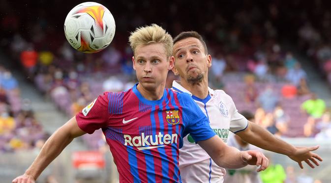 Frenkie de Jong merupakan pemain andalan Barcelona. Namun, beredar kabar jika gelandang muda tersebut bakal dijual untuk meringankan krisis keuangan yang terjadi di tubuh Blaugrana. Nama yang paling santer akan menggaet De Jong adalah Manchester United. Hal tersebut tak lepas dari keberadaan Erik Ten Hag, yang merupakan pelatih De Jong di Ajax Amsterdam. (AFP/Lluis Gene)