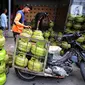 Pekerja menata tabung gas elpiji 3 kg ke atas sepeda motor untuk didistribusikan di kawasan Jakarta, Rabu (4/1/2023). Tahun 2023, pembelian elpiji 3 kg akan diperketat dengan menggunakan KTP. (Liputan6.com/Angga Yuniar)