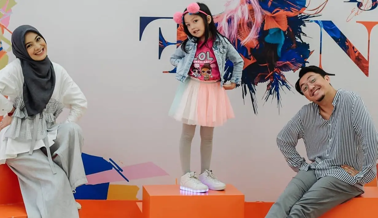Ditengah kesibukan Omesh dan Dian Ayu, mereka selalu menyempatkan waktu untuk sang buah hati. Salah satunya seperti menemani kakak Embun fashion show. Omesh dan Dian Ayu selalu mendukung setiap kegiatan positif kedua anaknya.(Liputan6.com/IG/@omeshomesh)