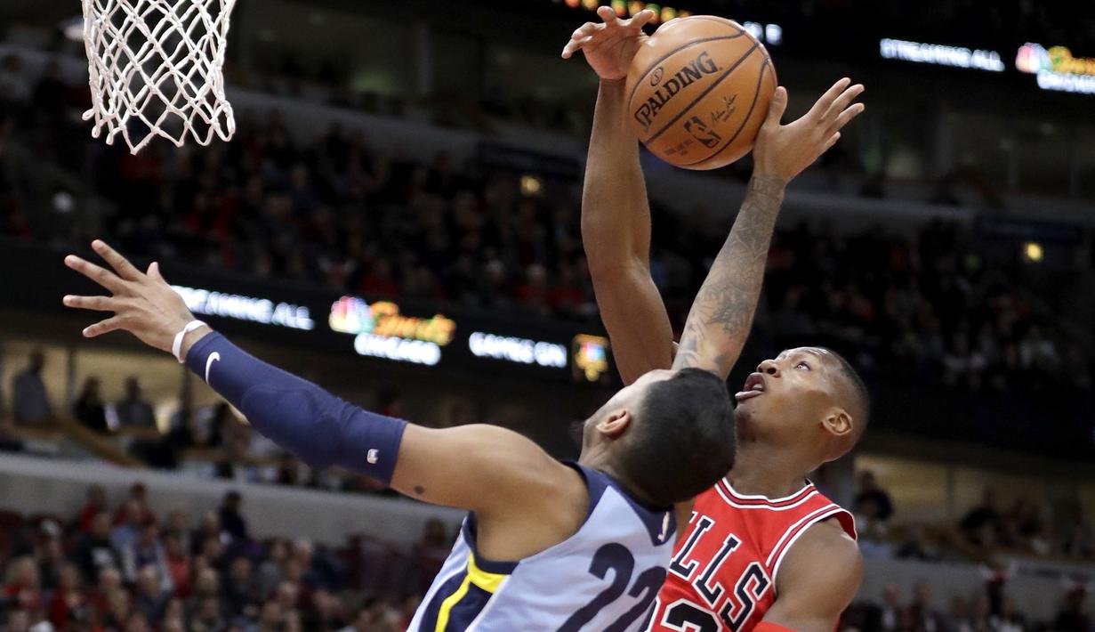 Duel pemain Chicago Bulls, Kris Dunn (kanan) dan pemain Memphis Grizzlies, Xavier Rathan-Mayes pada lanjutan NBA basketball game di United Center, Chicago, (7/3/2018). Chicago Bulls menang 119-110. (AP/Charles Rex Arbogast)