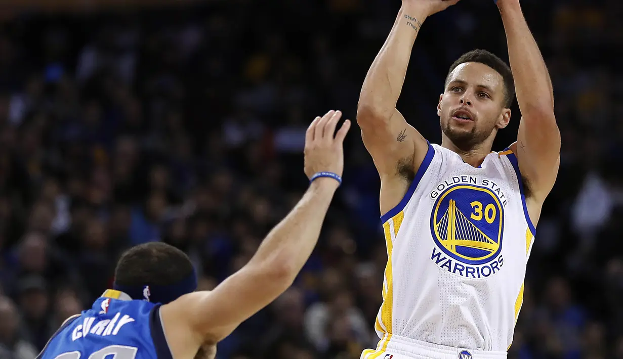 Aksi pemain Golden State Warriors, Stephen Curry (30) melakukan tembakan melewati hadangan pemain Dallas Mavericks, Seth Curry (30) pada laga NBA basketball game  di Oakland, California, (30/12/2016). Warriors menang 108-99. (AP/Tony Avelar)