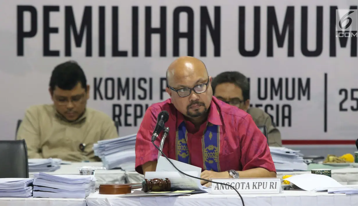 Komisioner KPU RI, Ilham Saputra memimpin rapat Rekapitulasi Hasil Penghitungan Perolehan Suara Tingkat Nasional dan Penetapan Hasil Pemilihan Umum Tahun 2019, Jakarta, Rabu (7/5/2019). Rapat masih membahas dan menetapkan hasil perolehan suara dari PPLN. (Liputan6.com/Helmi Fithriansyah)
