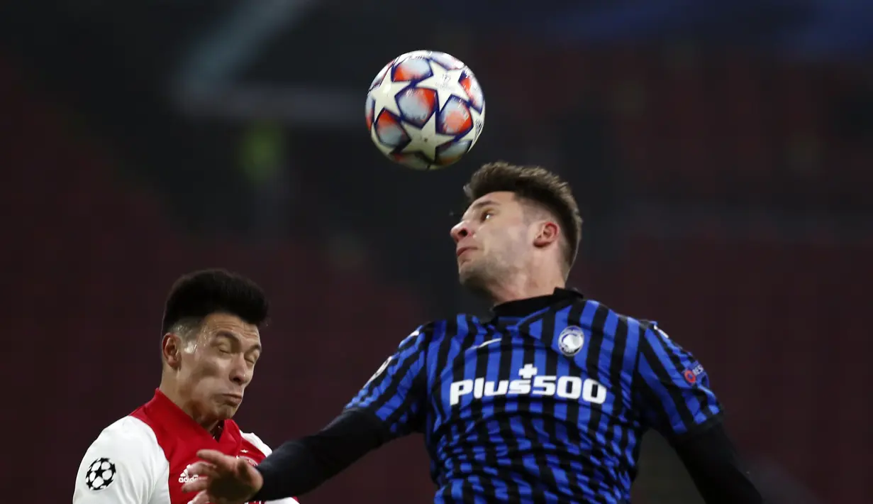 Bek Ajax, Lisandro Martinez berebut bola udara dengan bek Atlanta, Berat Djimsiti pada pertandingan Grup D Liga Champions di Johan Cruyff ArenA di Amsterdam, Belanda, Kamis (10/12/2020). Atalanta memenangkan pertandingan 1-0.  (AP Photo/Peter Dejong)