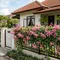 7 Ide Pagar Rumah dengan Bunga Air Mata Pengantin yang Cantik dan Estetik