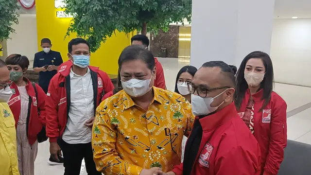 Ketua umum Partai Solidaritas Indonesia (PSI), Giring Ganesha, bersama Ketua Umum Partai Golkar Airlangga Hartarto di kantor Dewan pimpinan Pusat Partai Golkar, Jakarta Barat, Selasa (23/8) (Rahmat Baihaqi/Merdeka.com)