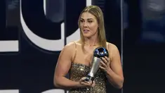 Kiper Inggris Mary Earps menerima penghargaan Kiper Wanita Terbaik FIFA 2022 dalam penganugrahan The Best FIFA Football Awards 2022 di Paris, Prancis, Senin (27/2/2023). Kiper Manchester United ini mengalahkan Christiane Endler dari Lyon dan Ann-Katrin Berger dari Chelsea.  (AP Photo/Michel Euler)