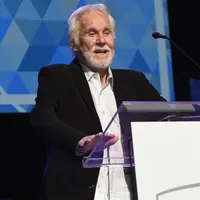 Kenny Rogers menikah sebanyak 5 kali yakni bersama dengan Janice Gordon , Jean Rogers, Margo Anderson, Marianne Gordon dan terakhir Wanda Miller dari tahun 1997. (RICK DIAMOND / GETTY IMAGES NORTH AMERICA / AFP)