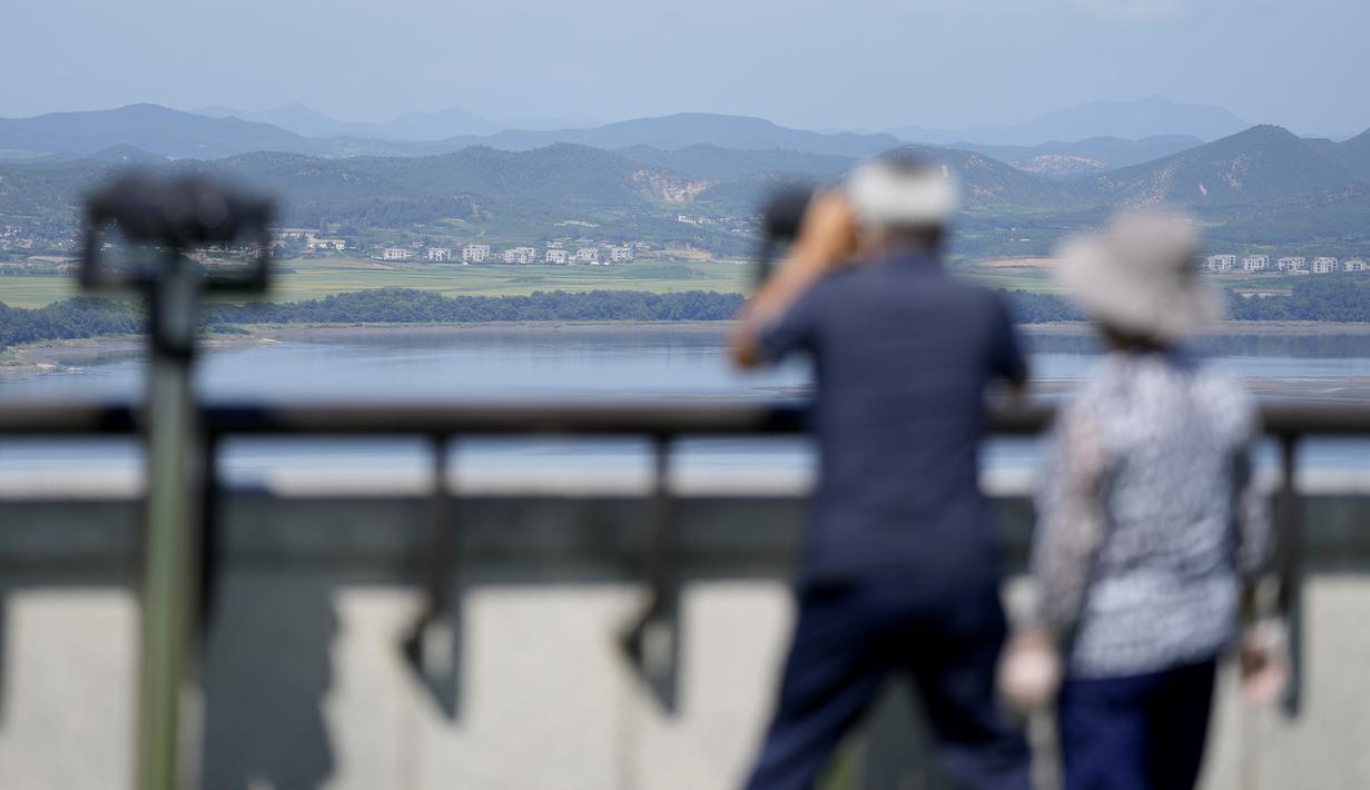Seorang pengunjung menggunakan teropong untuk melihat sisi Korea Utara dari observatorium unifikasi di Paju, Korea Selatan, Kamis (8/9/2022). Reuni keluarga terpisah terakhir terjadi pada saat 2018, sekira 330 warga Korea Selatan dari 89 keluarga, banyak dari mereka berjalan dengan kursi roda, berkumpul dengan 185 kerabat dari Korea Utara. (AP Photo/Lee Jin-man)
