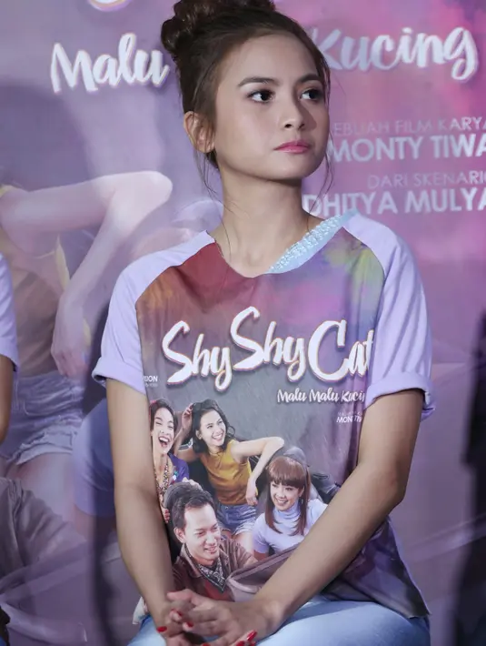 Dengan pakaian seksi dan tampil feminim, banyak kesulitan yang dirasakan oleh perempuan yang belakangan ini sedang berbunga-bunga, lantaran habis dilamar. (Galih W. Satria/Bintang.com)