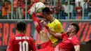 Striker Persija Jakarta, Marko Simic menendang bola saat menghadapi 757 Kepri Jaya pada laga Piala Indonesia di Stadion Patriot, Bekasi, Rabu (23/1). Persija menang telak 8-2. (Bola.com/Yoppy Renato)