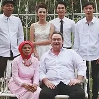 Dahlia Poland bersama ibu dan ayahnya, James Poland (Instagram/@dahliaplnd)