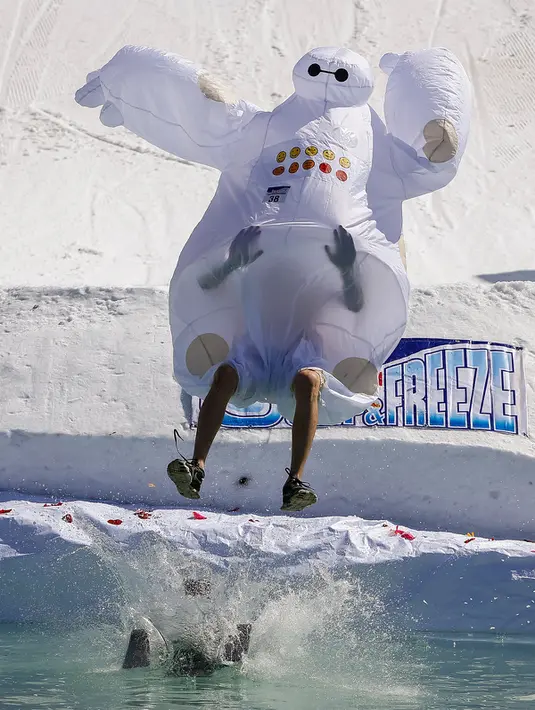 Peserta berkostum "Big Hero" meluncur saat mengikuti kontes Jump Red Bull dan Freeze di ski resort Chimbulak, Kazakhstan (22/3). Dalam kontes ini para peserta mengundang tawa penonton yang menyaksikan. (REUTERS/Shamil Zhumatov)