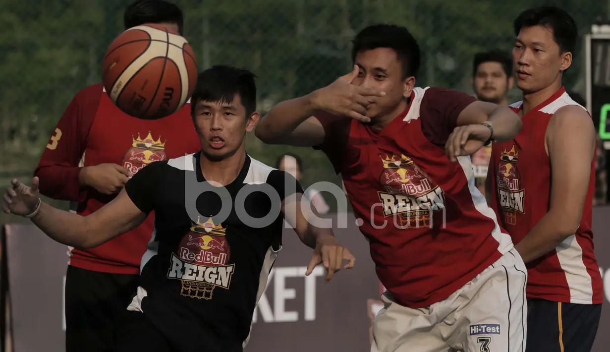 Mario Gerungan (kanan) eks Aspac Jakarta tampil di Red Bull Reign 3x3 di Indonesia di Lapangan Basket Pati Unus Jakarta, Sabtu (15/4/2017). (Bola.com/Peksi Cahyo)