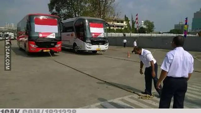 6 Kelakuan Kocak Bapak-Bapak saat 17 Agustusan Ini Bikin Tepuk Jidat