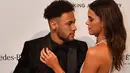 Kemesraan pasangan pesebak bola Brasil, Neymar dan kekasihnya yang juga model, Bruna Marquesine pada acara amfAR Gala 2018 di Sao Paulo, Jumat (13/4). amfAR merupakan acara amal untuk menggalang dana bagi para penderita HIV/AIDS. (NELSON ALMEIDA/AFP)