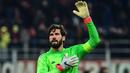 Alisson Becker. Kiper utama Liverpool asal Brasil berusia 29 tahun yang telah 4 musim membela The Reds mendapat gaji sebesar 150 ribu pound atau setara Rp2,9 miliar per pekan yang berlaku sejak pemutakhiran kontrak pada Agustus 2021 lalu yang berlaku hingga tahun 2026. (AFP/Miguel Medina)