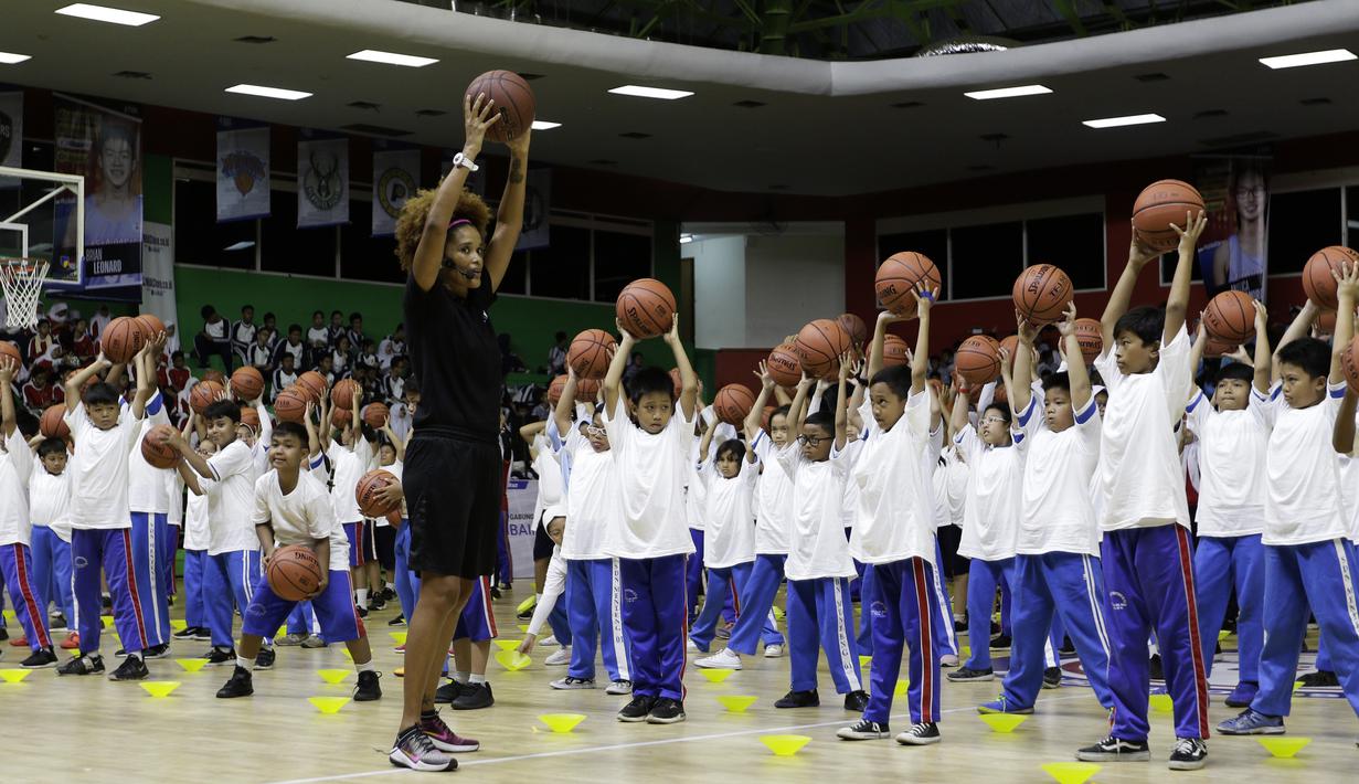 Ratusan anak-anak mengikuti arahan instruktur saat coaching clinic bersama Jr. NBA di GOR Soemantri Brodjonegoro, Kuningan, Jakarta, Kamis (17/10). Jr. NBA bekerjasama dengan Pemprovi DKI Jakarta padukan kurikulum olahraga basket dan pengembangan kebugaran. (Bola.com/Yoppy Renato)