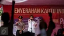 Presiden Joko Widodo (Jokowi) menunjuk siswa untuk menjawab pertanyaan di acara Penyerahan Kartu Indonesia Pintar di SMPN 2, Ambon, Maluku, (8/2). (Liputan6.com/Faizal Fanani)